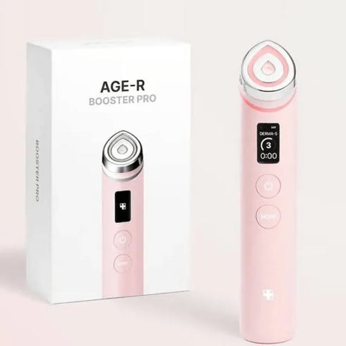 AGE-R BOOSTER PRO-PINK de la Medicube îmbunătățește absorbția serurilor și stimulează colagenul pentru un efect anti-aging vizibil. Tehnologie de top într-un design elegant roz. wowskin.ro