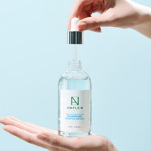 Serul Ample:N Hyaluron Shot pătrunde în profunzime pentru a menține tenul hidratat și ferm. Perfect pentru o rutină K-beauty intensiv hidratantă.