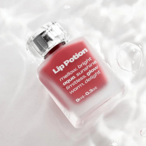 Buze strălucitoare și moi cu Lip Potion Aqua Glow Sugar Rose
Cu o textură lejeră și un finish natural lucios, acest balsam oferă o culoare subtilă și îngrijire profundă.
WowSkin Romania