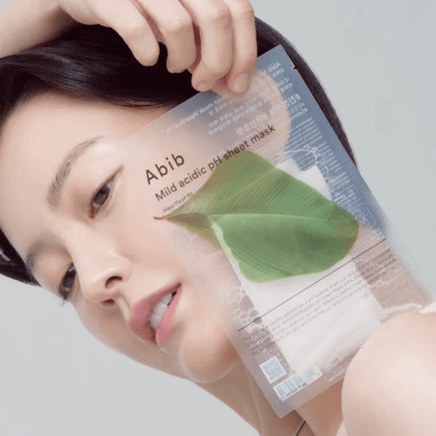 Abib Heartleaf Fit Sheet Mask – pH echilibrat + calmare intensivă pentru pielea reactivă
Această mască coreeană cu Houttuynia Cordata are un pH optim de 5.5, susținând flora naturală a pielii și ajutând la combaterea bacteriilor care cauzează iritații sau acnee. Perfectă pentru ten gras, mixt sau sensibil, masca oferă un efect calmant vizibil după o singură utilizare. Materialul subțire și aderent ajută la absorbția rapidă a ingredientelor. wowskin.ro
