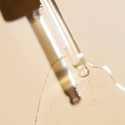 Aromatica Neroli Brightening Facial Oil uniformizează nuanța pielii și combate aspectul tern. Ideal pentru tenul uscat, sensibil sau lipsit de strălucire.