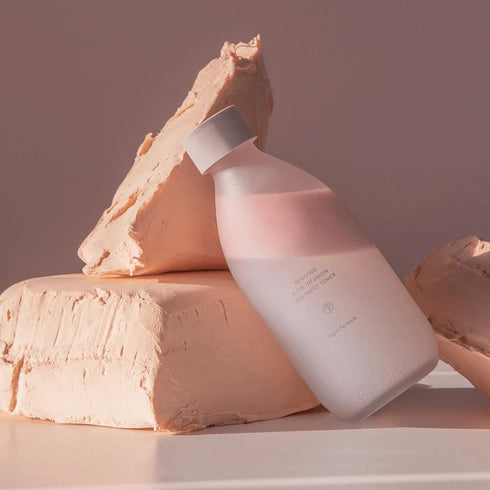 Bucură-te de un ten strălucitor cu tonerul Aromatica cu infuzie de trandafir. Formulă blândă, vegană, ideală pentru pielea sensibilă și deshidratată.