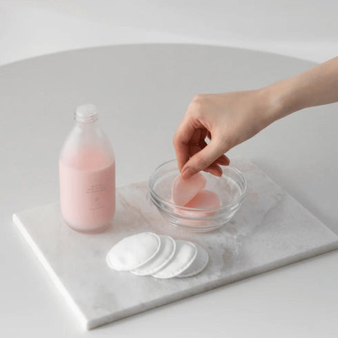 Tonerul tratament cu trandafir Aromatica oferă fermitate și prospețime pielii încă din prima aplicare. Potrivit pentru o rutină de îngrijire coreeană eficientă.