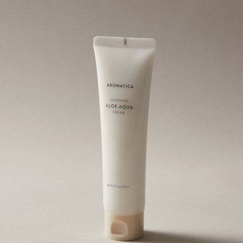 Redu roșeața și disconfortul pielii cu crema hidratantă Aromatica cu aloe vera. Textura gel-cremă oferă prospețime și calmare pentru pielea expusă la soare sau stres.