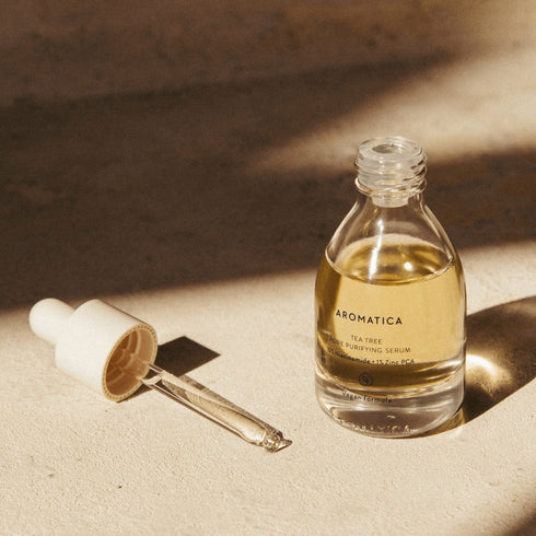 Obține un ten mai curat și uniform cu Aromatica Tea Tree Serum, bogat în ingrediente naturale și fără alcool. Soluție blândă pentru acnee.