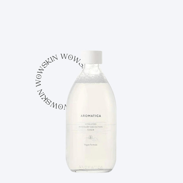 Aromatica Vitalizing Rosemary Decoction Toner revigorează pielea și oferă hidratare profundă cu extract concentrat de rozmarin. Toner vegan pentru ten obosit.