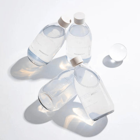 Tonerul Aromatica Rosemary Decoction purifică și calmează pielea, susținând regenerarea celulară. Perfect în rutina coreeană de skincare.