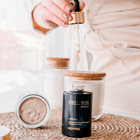 Infuzează-ți pielea cu esența vitalității cu ajutorul CELL TOXING DERMAJOURS AMPOULE de la MEDPEEL. Această fiolă de nutriție cu concentrație ridicată, cu extracte de celule vegetale, este un elixir puternic conceput pentru a vă hrăni și întineri pielea în profunzime. Prezentată într-o sticlă elegantă, neagră mată, cu accente aurii, este un simbol al rafinamentului în îngrijirea pielii.