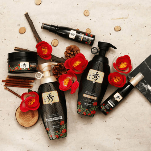 Tratamentul Daeng Gi Meo Ri Dlae Soo pentru îngrijirea părului și prevenirea căderii acestuia, prezentat într-un recipient de 400 ml cu pompiță pentru o aplicare ușoară, este soluția perfectă pentru cei care își doresc să mențină un păr sănătos și plin de viață. Cu un design autentic coreean și îmbogățit cu ingrediente tradiționale, acest tratament promite să întărească firul de păr, să stimuleze scalpul și să promoveze o creștere viguroasă. Ideal pentru utilizarea regulată, Daeng Gi Meo Ri Dlae Soo