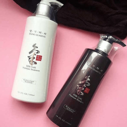 Șamponul premium Daeng Gi Meo Ri Ki Gold, prezentat într-un flacon elegant de 500 ml cu dozator, este un produs emblematic în rândul produselor de îngrijire a părului coreene. Acest șampon nu doar că curăță eficient, dar este îmbogățit cu ingrediente prețioase, inclusiv extracte de plante medicinale orientale, pentru a revitaliza și a hrăni părul de la rădăcină până la vârf. Protejează împotriva căderii părului și ajută la îmbunătățirea sănătății generale a scalpului, conferind părului un aspect lucios