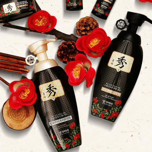 Șamponul coreean Dlae Soo pentru îngrijirea părului și prevenirea căderii acestuia, într-un ambalaj elegant de 400 ml cu pompiță, este o adevărată inovație în cosmetice. Designul său distinctiv cu motive tradiționale coreene și elemente naturale, precum fructele roșii înfățișate, sugerează un produs inspirat din natură și dedicat sănătății părului. Formulat special pentru a combate căderea părului și a stimula creșterea sănătoasă, acest șampon Dlae Soo este o alegere excelentă