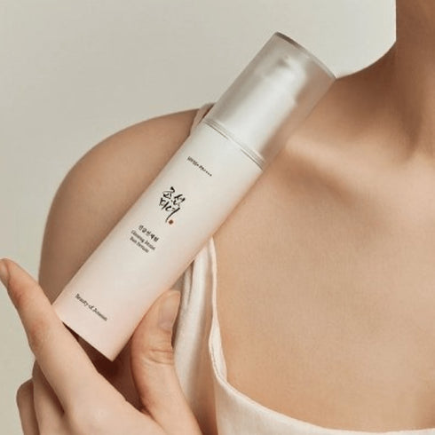 Beauty of Joseon Ginseng Moist Sun Serum oferă protecție solară SPF 50+ cu beneficii anti-aging.
Formula cu ginseng și niacinamide calmează și hidratează pielea fără efect gras. wowskin.ro