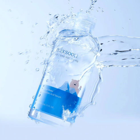 Glacier Water Hyaluronic Acid Serum Descoperă hidratarea profundă cu Mixsoon Glacier Water Hyaluronic Acid Serum, un ser avansat de 300ml destinat să infuzeze pielea cu esența revitalizantă a apelor de ghețar. Formula unică combină puterea hidratantă a acidului hialuronic cu puritatea apei de ghețar pentru a reda tenului tău aspectul sănătos și luminos. Ideal pentru toate tipurile de piele, acest ser oferă o hidratare de lungă durată și ajută la menținerea unei bariere cutanate puternice.