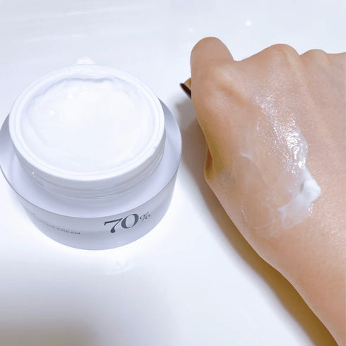 Cu o textură bogată și absorbție rapidă, Anua Heartleaf 70 Calming Cream repară și calmează pielea afectată. Recomandată pentru ten sensibil, uscat sau acneic.