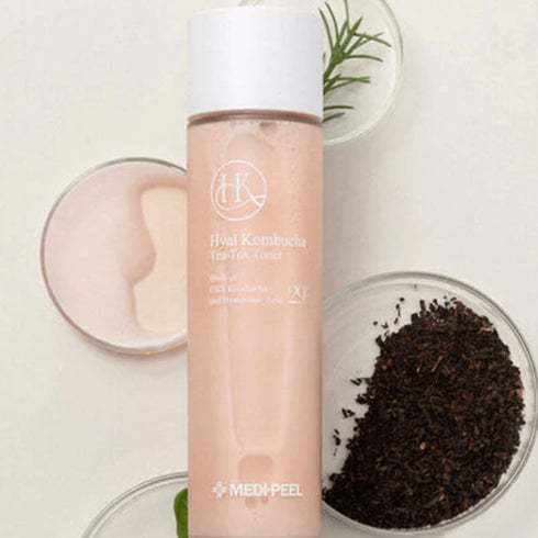 Începeți regimul de îngrijire a pielii cu atingerea revitalizantă a tonicului HYAL KOMBUCHA TEA-TOX TONER de la MEDIPEEL. Infuzat cu bunătățile Kombucha din Marea Britanie și acid hialuronic, acest tonic hidratează și pregătește pielea, asigurând un ten echilibrat și împrospătat. Flaconul cu gradient reflectă potența tonicului, promițând o experiență liniștitoare și hidratantă.