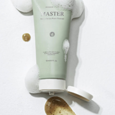 Master Gentle Recipe Foam Cleanser Răsfață-ți pielea cu spuma de curățare cu spumă MASTER Gentle Recipe Foam Cleanser de la Mixsoon x LUNA, începutul perfect al ritualului tău de îngrijire a pielii. Această spumă de curățare luxoasă este infuzată cu extract de Centella Asiatica, Penthenol și acid hialuronic, asigurând o curățare delicată, dar eficientă, care menține echilibrul delicat al pielii tale. Potrivit pentru toate tipurile de piele