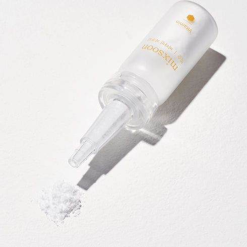 Mixsoon Vitamin C Powder, 8 g Descoperă puterea pură a Vitaminei C cu Mixsoon Vitamin C Powder. Acest produs inovator de 8g este conceput pentru a-ți permite să-ți personalizezi rutina de îngrijire a pielii adăugând o doză de antioxidant puternic în serurile sau cremele tale preferate. Pulberea de vitamina C pură Mixsoon ajută la iluminarea pielii, reducerea aspectului petelor pigmentare și îmbunătățirea texturii pielii.