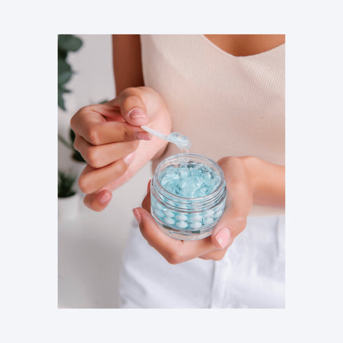 Medi-Peel Power Aqua Cream Descoperiți nivelul suprem de hidratare cu Medi-Peel Power Aqua Cream, infuzată cu nu mai puțin de 8 tipuri de acid hialuronic pentru a asigura o hidratare de durată și profundă. Această cremă de 50ml este proiectată pentru a se potrivi tuturor tipurilor de piele, oferind o hidratare intensă care ajută la îmbunătățirea elasticității și la minimizarea aspectului de linii fine. Formula sa unică pătrunde rapid în piele, lăsând-o netedă, plină de viață și revitalizată