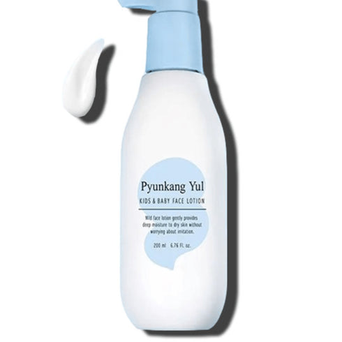 Pyunkang Yul Kids & Baby Face Lotion este o loțiune delicată de 200 ml, special formulată pentru hidratarea profundă a pielii uscate a bebelușilor și copiilor. Această loțiune oferă o îngrijire blândă, fără a provoca iritații, fiind perfectă pentru pielea sensibilă a bebelușilor. Ideală pentru utilizarea zilnică, Pyunkang Yul Kids & Baby Face Lotion ajută la menținerea sănătății și confortului pielii bebelușilor, lăsând-o moale și catifelată. Alege această loțiune pentru o îngrijire completă