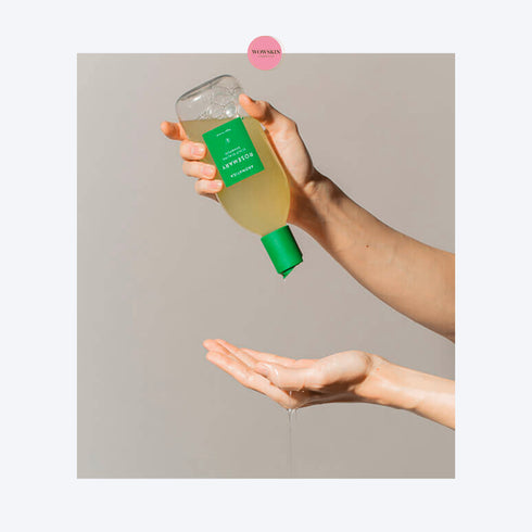 Îmbogățit cu rozmarin și uleiuri esențiale, Aromatica Scalp Shampoo detoxifică și revigorează. O alegere excelentă pentru îngrijirea părului subțire și scalpului sensibil.