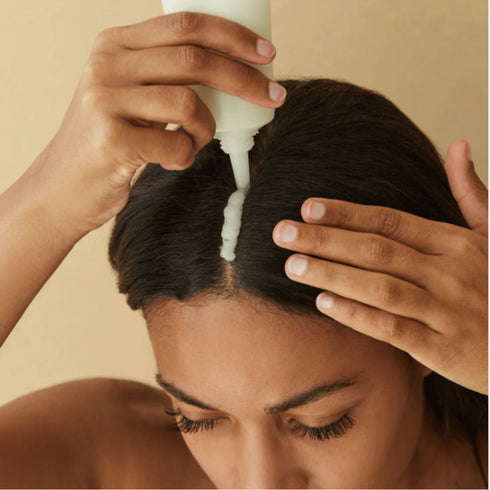 Aromatica Scalp Scrub curăță în profunzime, previne mătreața și oferă prospețime scalpului. Exfoliant vegan cu rozmarin pentru o rutină coreeană completă.