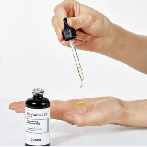 Redă luminozitatea naturală a pielii cu The Vitamin C 23 Serum COSRX, ser antioxidant care combate radicalii liberi și semnele de oboseală. Recomandat pentru ten tern și lipsit de vitalitate. wowskin.ro