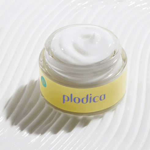 Formulă blândă, fără parfum, cu ingrediente hidratante și calmante. Plodica Water-Bag Barrier Cream protejează pielea de factorii agresivi externi. wowskin.ro