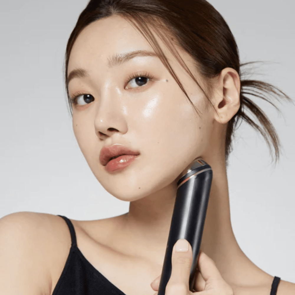 Tehnologie profesională acasă! AGE-R BOOSTER PRO folosește unde EMS și galvanice pentru a stimula colagenul, reducând ridurile și lăsarea pielii. wowskin.ro