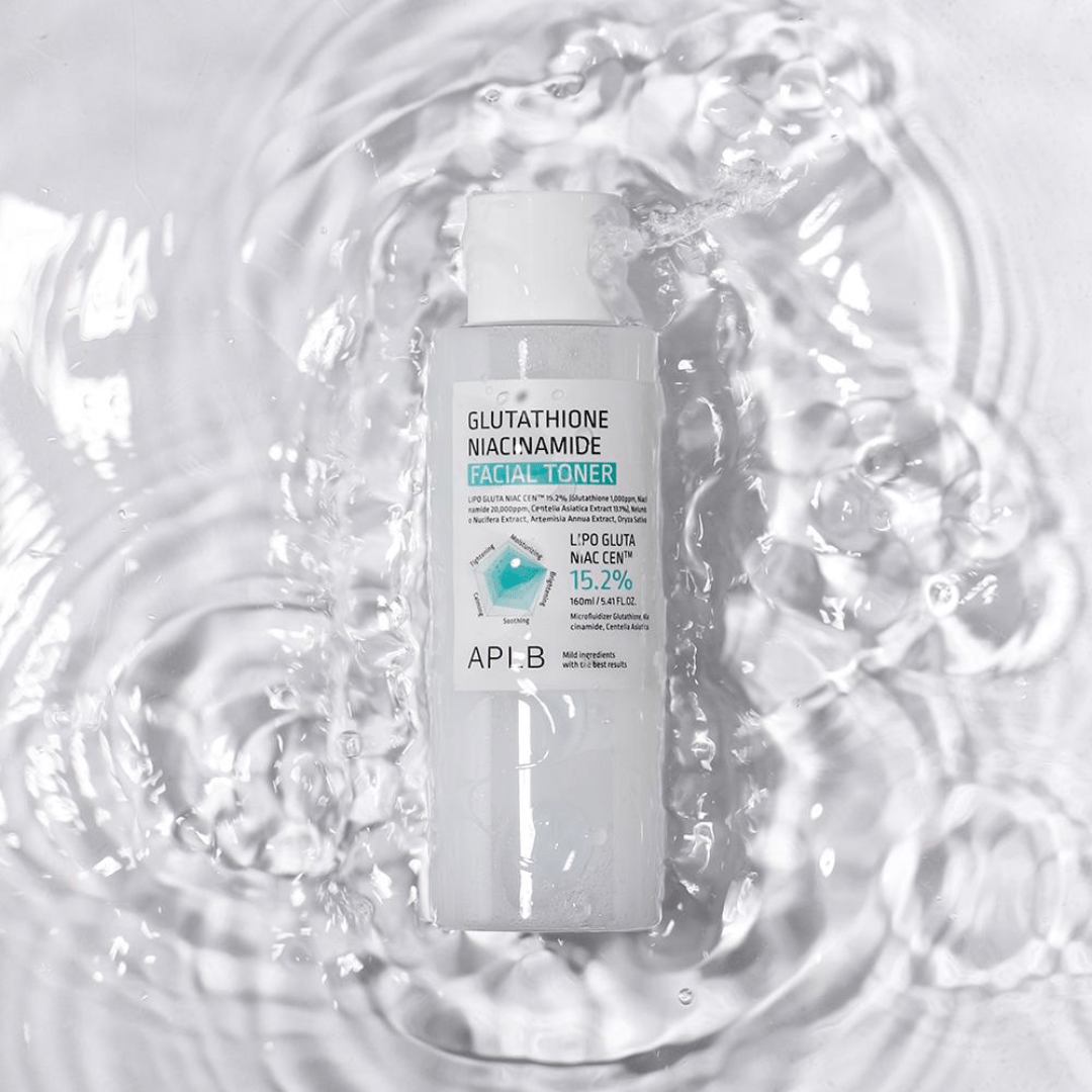 APLB Facial Toner cu Niacinamide și Glutathione revitalizează și echilibrează pielea după curățare. Adaugă-l în rutina ta pentru un ten clar și luminos.