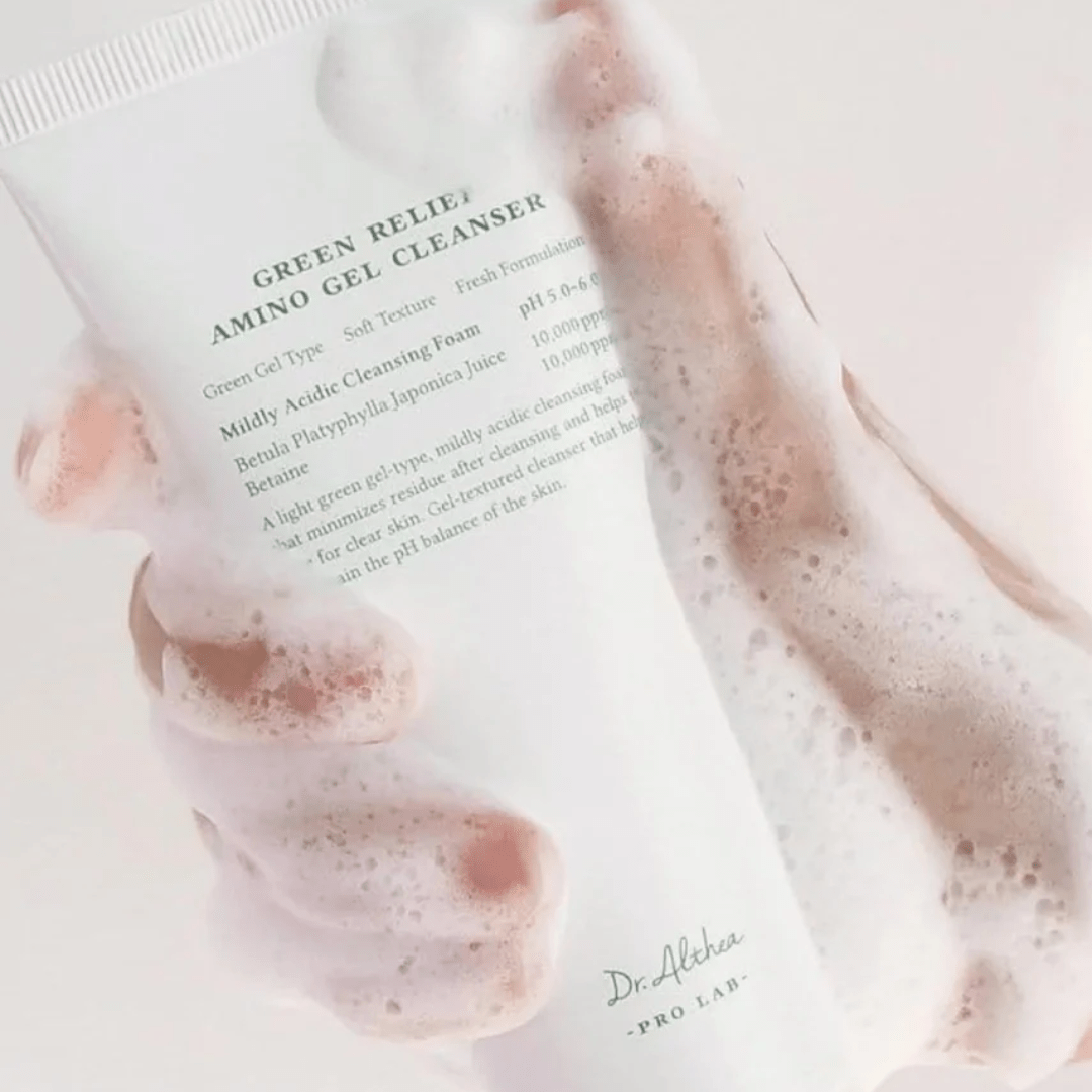 Dr. Althea Green Relief Cleanser – ideal pentru rutina zilnică! Textură gel, formulă vegană, îmbogățită cu Centella și aminoacizi reparatori.