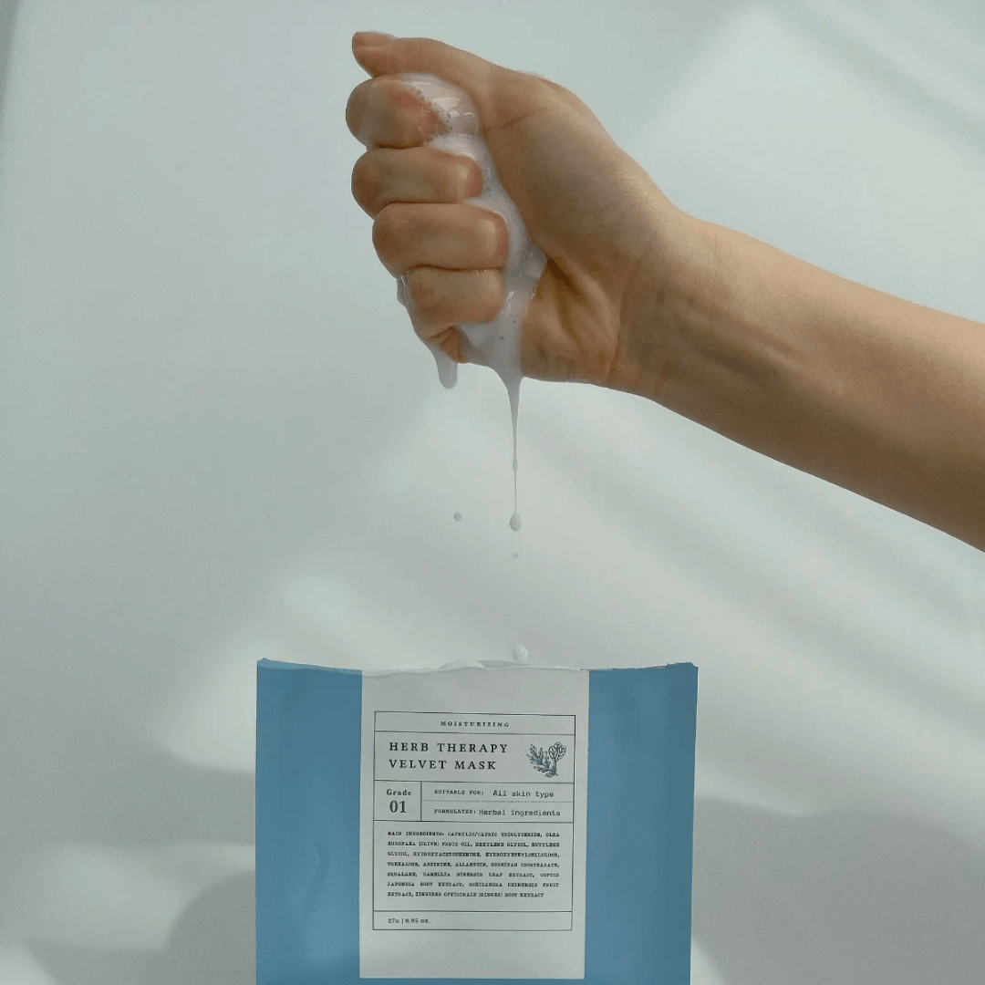 Masca Dr. Althea Velvet cu plante medicinale repară bariera cutanată și reduce roșeața tenului sensibil.
Textura moale de catifea se potrivește perfect pe față, maximizând absorbția ingredientelor active. wowskin.ro