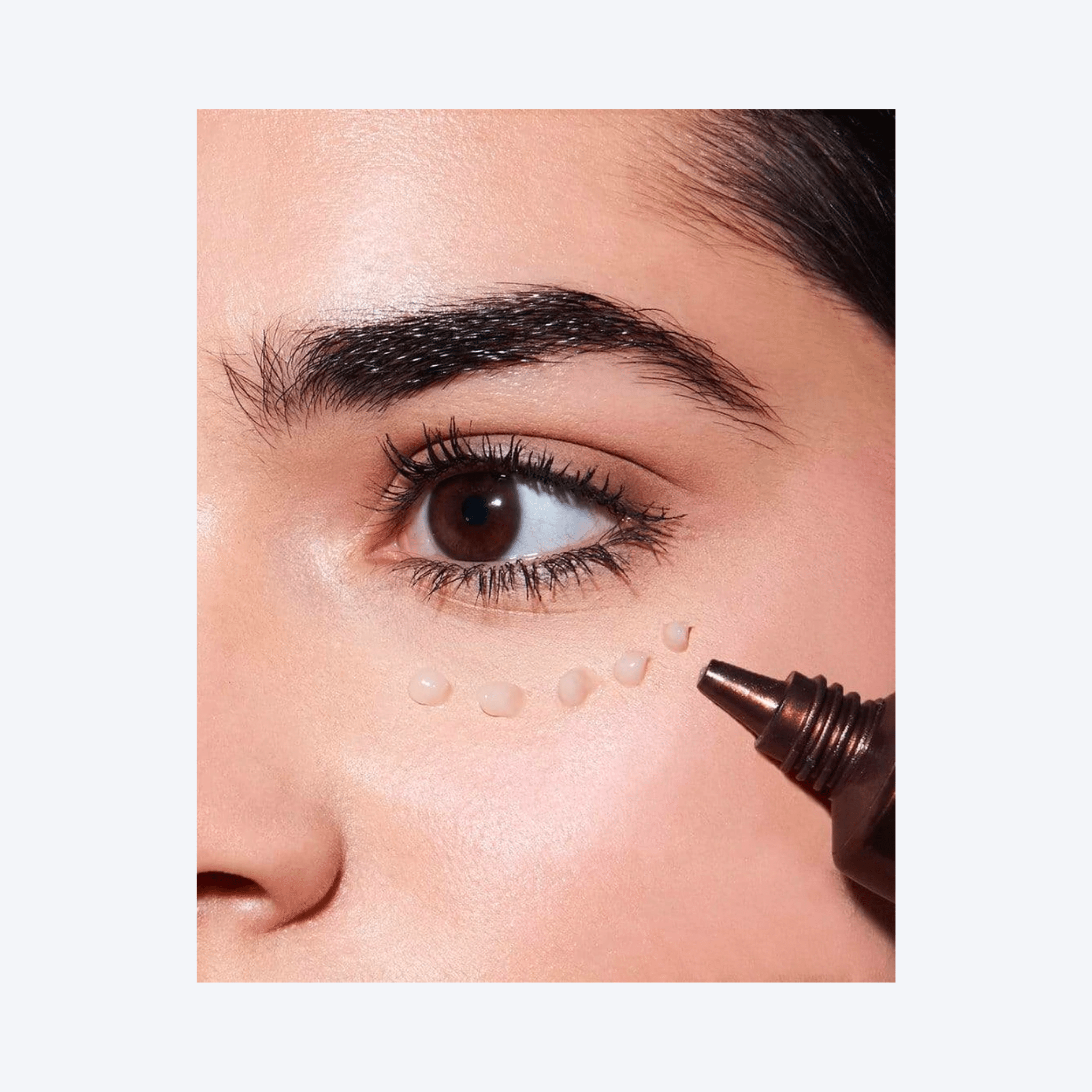 Ochi luminoși și fără umflături cu Acwell Eye Cream cu extract de licorice. Hidratează intens și calmează pielea delicată din jurul ochilor.