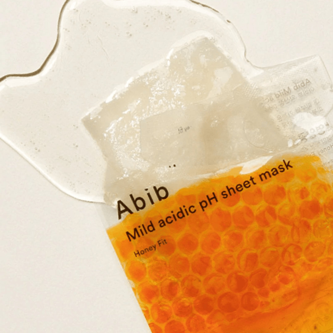Strălucire naturală și hidratare dulce – cu Abib Honey Fit Mask
Simți că tenul tău are nevoie de un boost de hidratare și vitalitate? Încearcă Abib Mild Acidic pH Sheet Mask_Honey Fit, infuzată cu miere pură și propolis. Masca calmează, hrănește și oferă un efect de strălucire naturală. pH-ul echilibrat o face perfectă chiar și pentru pielea sensibilă. O porție de „self-care” pentru un ten radiant!