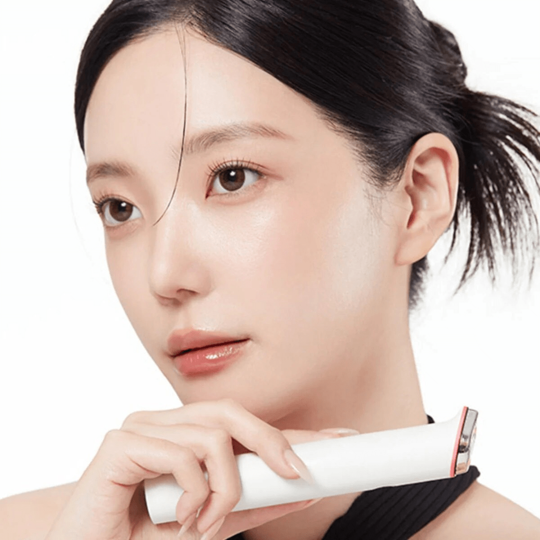 Obține rezultate profesionale acasă cu AGE-R MINI Booster – stimulează circulația, reduce liniile fine și optimizează acțiunea produselor de îngrijire. wowskin.ro