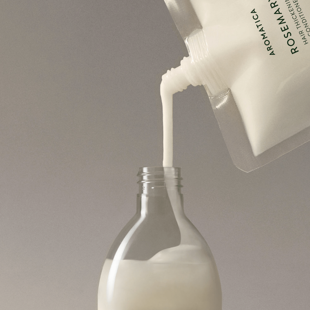 Aromatica Rosemary Conditioner îngroașă firul de păr, oferind volum și rezistență. Ideal pentru îngrijirea naturală a părului fin și deteriorat.