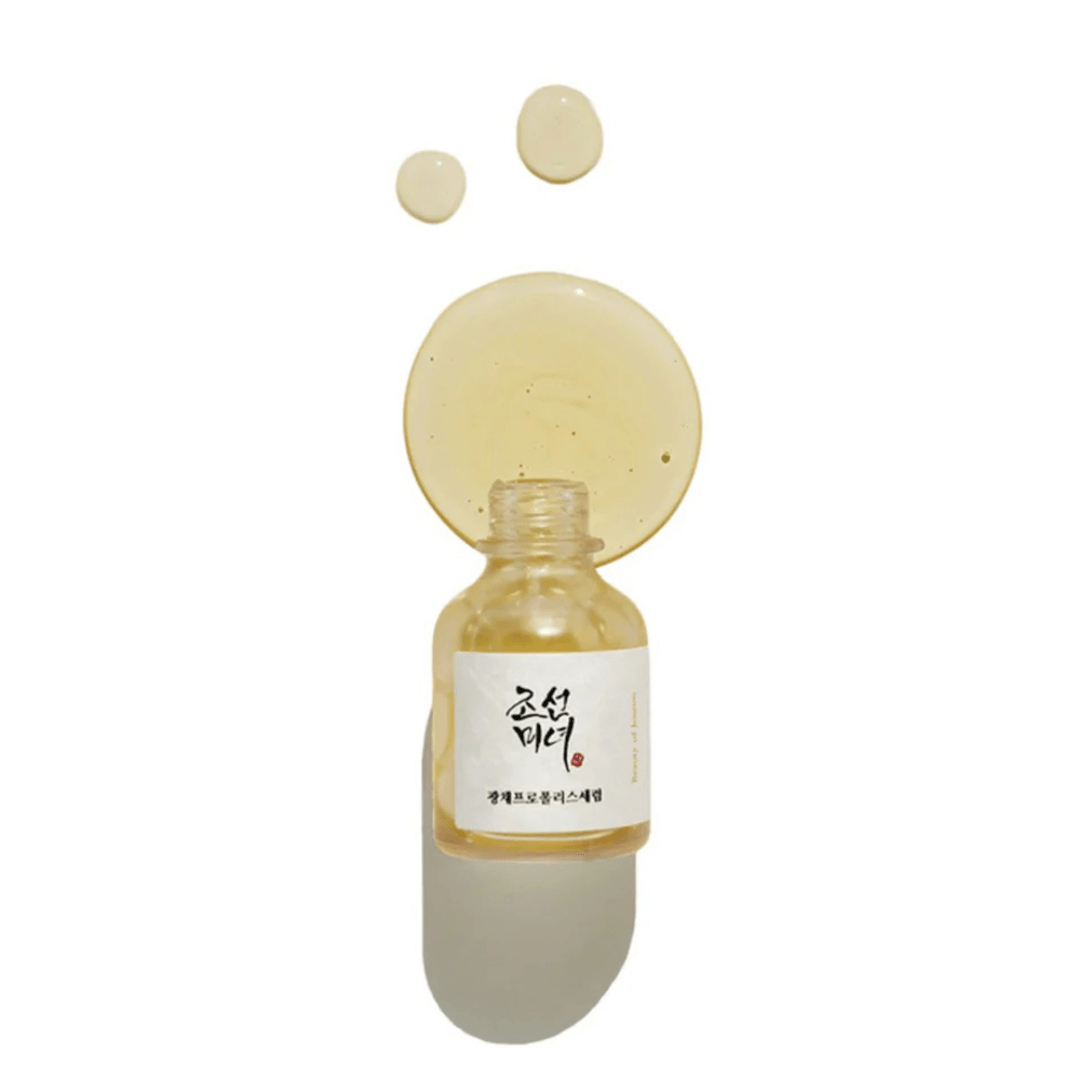Serul strălucitor cu Propolis și Niacinamide de la Beauty of Joseon uniformizează tonul pielii.
Are efect calmant și iluminator, ideal pentru o rutină K-beauty completă. wowskin.ro