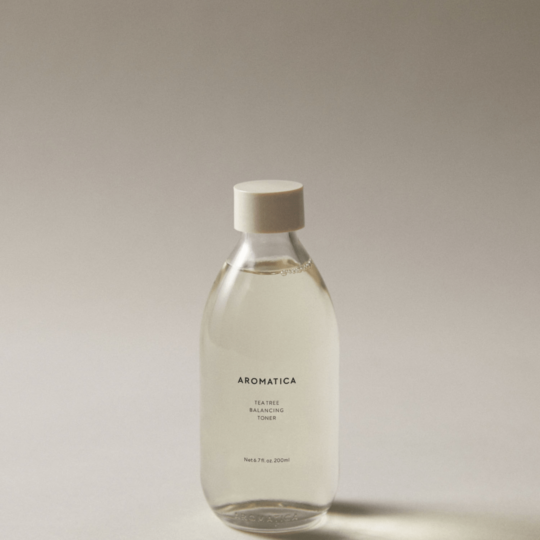 Redu inflamațiile și calmează iritațiile cu tonerul cu tea tree Aromatica, formulat pentru purificarea și împrospătarea tenului.