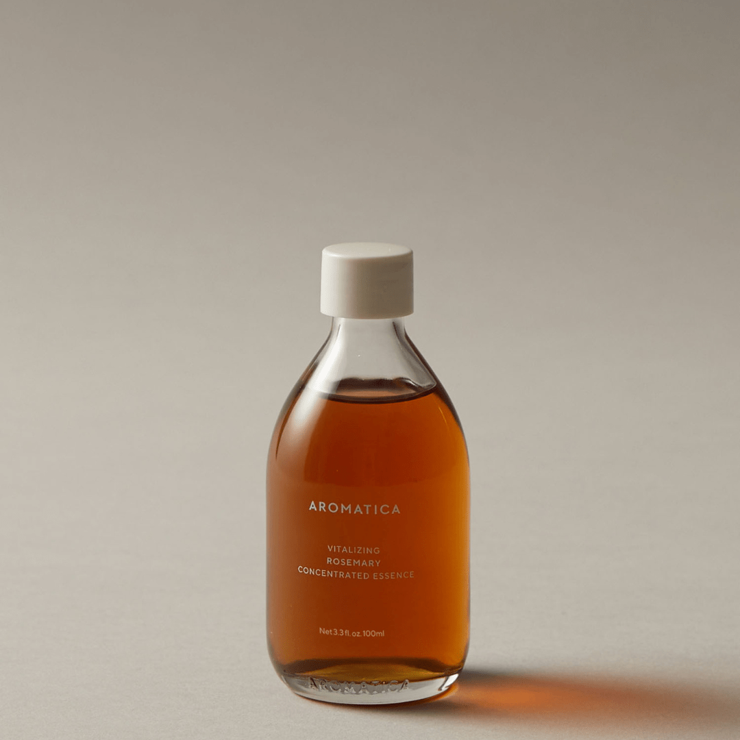 Esența concentrată Aromatica cu rozmarin stimulează regenerarea pielii și oferă hidratare intensă pentru un ten radiant și sănătos.