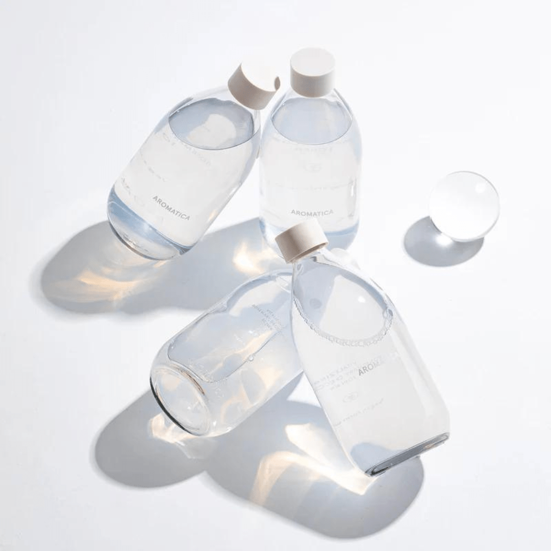 Tonerul Aromatica Rosemary Decoction purifică și calmează pielea, susținând regenerarea celulară. Perfect în rutina coreeană de skincare.