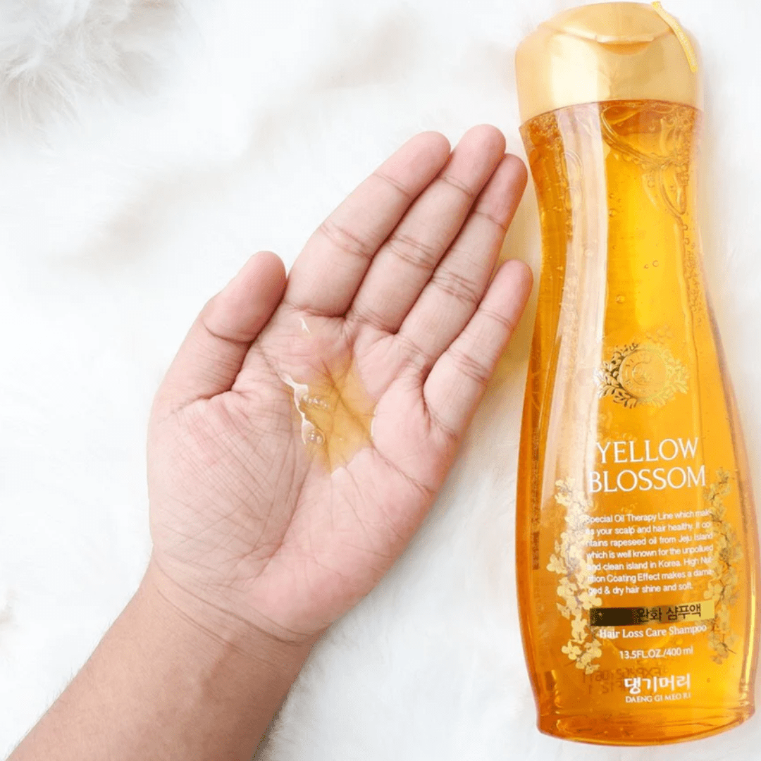  Șamponul Yellow Blossom Anti-Hair Loss de la Daeng Gi Meo Ri, prezentat într-un ambalaj atractiv de 400 ml, este o alegere excelentă pentru cei care se confruntă cu căderea părului. Cu o formulă inovatoare ce include ulei de semințe de rapiță, renumit pentru beneficiile sale nutritive, acest șampon nu numai că curăță eficient, dar oferă și un tratament împotriva căderii părului. Ingredientele selectate cu grijă ajută la revitalizarea și fortificarea rădăcinii părului,