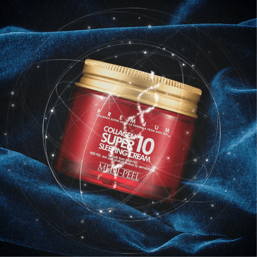 Reîncărcați-vă pielea peste noapte cu crema de somn MEDPEEL Collagen Super 10 Sleeping Cream. Această cremă de noapte luxoasă, pe un fundal albastru intens, înstelat, este formulată cu o formulă de colagen superalimentară pentru a vă revitaliza tenul în timp ce dormiți. Borcanul bogat, roșu cu accente aurii semnifică o îngrijire premium pentru pielea îmbătrânită, promițând să reducă aspectul liniilor fine și al ridurilor pentru o strălucire întinerită dimineața.
