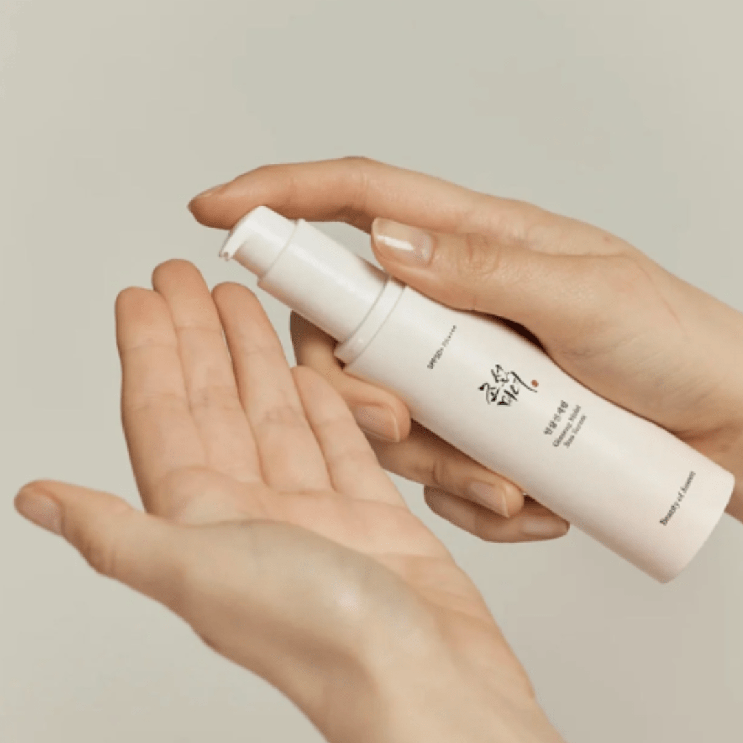Protejează-ți pielea cu un serum cu SPF 50+ care îmbină skincare-ul cu protecția solară.
Beauty of Joseon Ginseng Moist Sun Serum este ideal pentru tenul sensibil și mixt. wowskin.ro