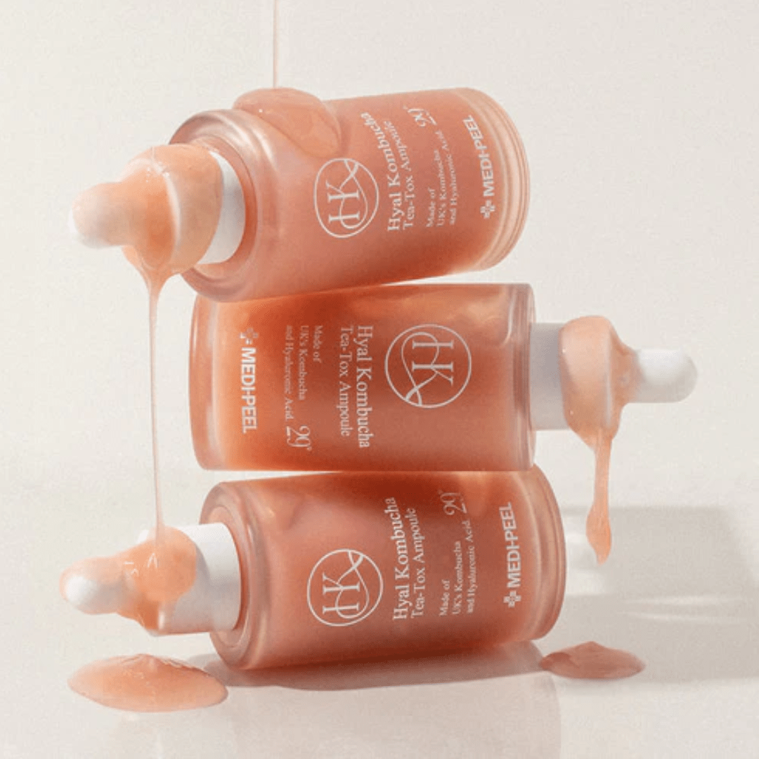 Revitalizează-ți pielea cu ajutorul fiolei inovatoare MEDIPEEL Hyal Kombucha Tea-Tox Ampoule. Acest tratament unic combină cel mai bun Kombucha din Marea Britanie și acidul hialuronic pentru a detoxifia și hidrata, promovând un ten neted și suplu. Flaconul din sticlă de culoarea chihlimbarului cu picurător asigură prospețimea și aplicarea precisă a acestui elixir puternic și iubitor de piele