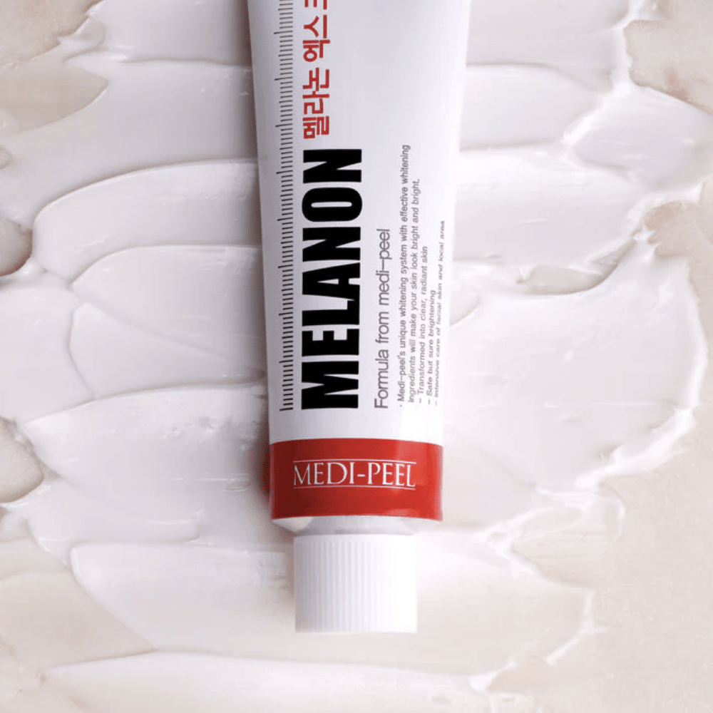 Vizați hiperpigmentarea și obțineți un ton mai uniform al pielii cu crema Melanon X Cream de la MEDI-PEEL. Acest tratament specializat este formulat pentru a estompa petele întunecate și a reduce producția de melanină, asigurând un ten mai clar și mai luminos. Găzduită într-un tub izbitor de culoare roșie și albă, această cremă este un accesoriu puternic pentru orice rutină de îngrijire a pielii axată pe combaterea decolorării