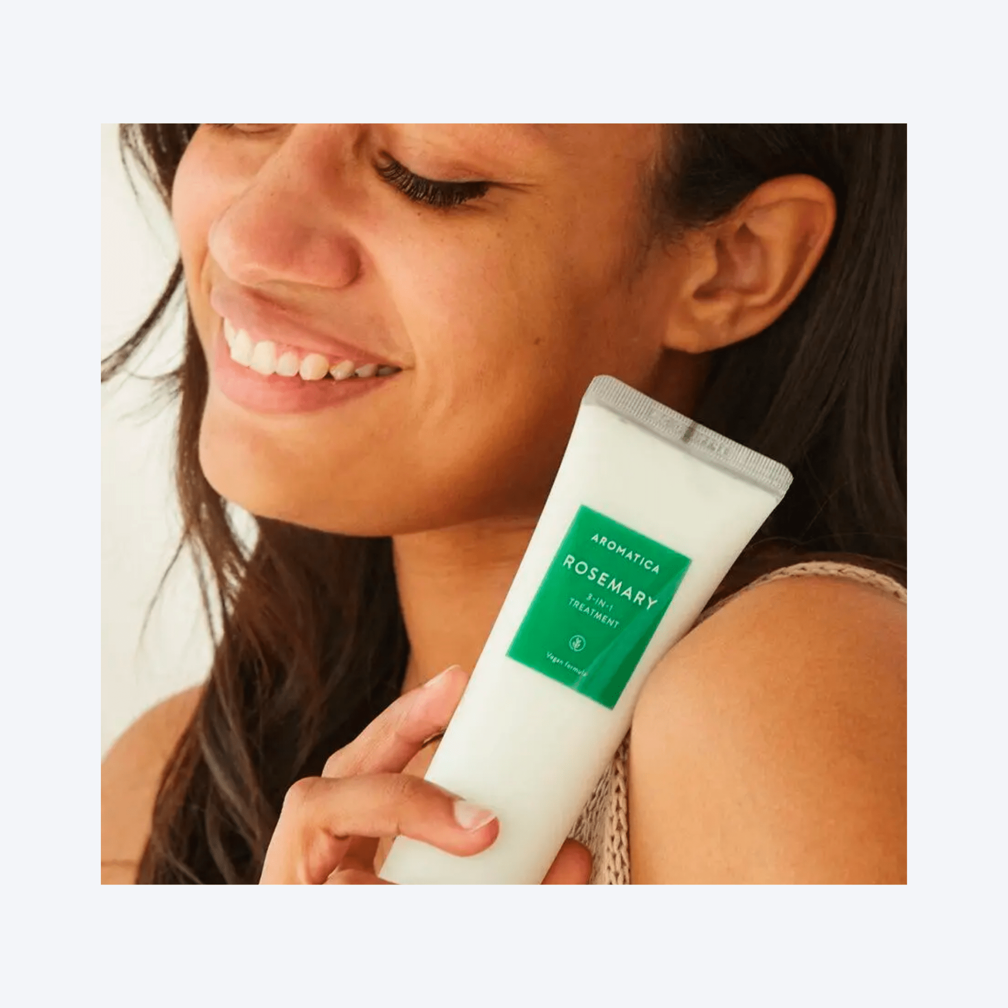 Tratamentul 3-in-1 Aromatica Rosemary hrănește scalpul, reduce iritațiile și întărește firul de păr. Soluție naturală pentru îngrijirea completă a scalpului și părului fragil.